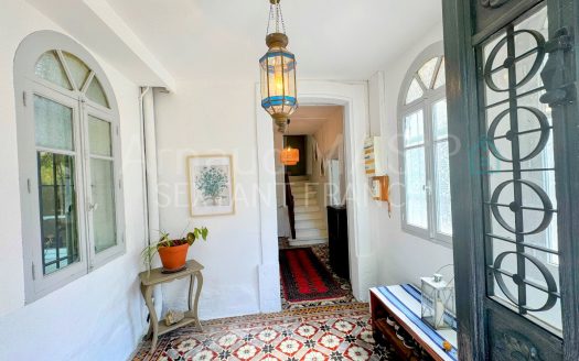 5-BEDROOM CHARACTER PROPERTY WITH ATTRACTIVE GARDEN AND TERRACE