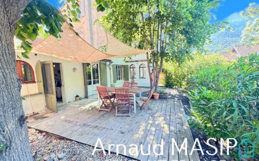 5-BEDROOM CHARACTER PROPERTY WITH ATTRACTIVE GARDEN AND TERRACE