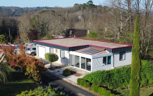 112 sqm single-story house in a quiet location in Vitrac on 1400 sqm of land.