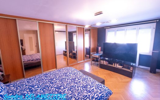 Commercial property with apartment and parking