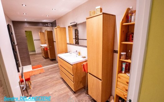 Commercial property with apartment and parking