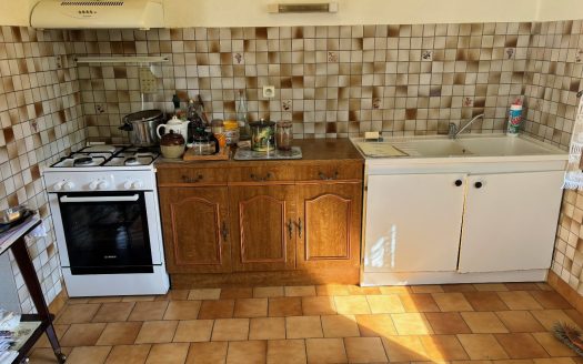 Detached house with 2 bedrooms, Garage with garden 648 sqm