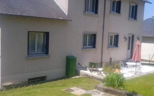 Beautifuuly renovated detached property; 4 bedrooms with 2 bathrooms, balcony and garden. 471 sqm