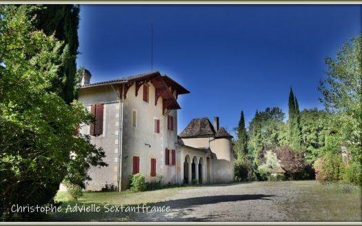 Manor in Bergerac in the middle of a huge park, guest house and barns