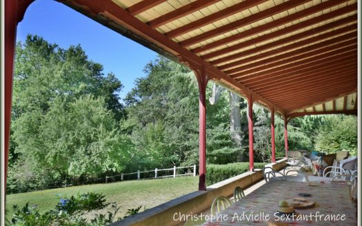 Manor in Bergerac in the middle of a huge park, guest house and barns