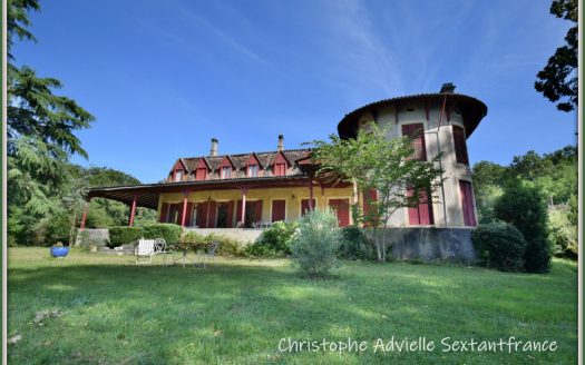 Manor in Bergerac in the middle of a huge park, guest house and barns