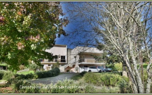 Villa d&apos;architecte with huge living space, can be split into 2 parts, one commercial one private, big plot