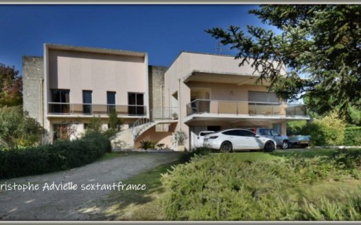 Villa d&apos;architecte with huge living space, can be split into 2 parts, one commercial one private, big plot