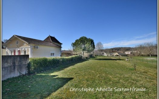 Bergerac city, 2 tiny houses and pool on a lovely plot