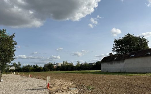 Beautiful building plot with services in a subdivision