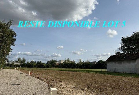 Beautiful building plot with services in a subdivision