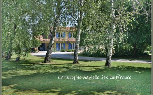 Detached house in magnificent park, on ensuite bedroom on the ground floor, 3 bed rooms and shower rooms on the top floor, garage