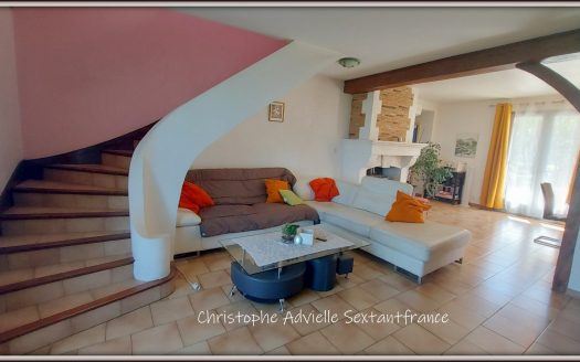 Detached house in magnificent park, on ensuite bedroom on the ground floor, 3 bed rooms and shower rooms on the top floor, garage