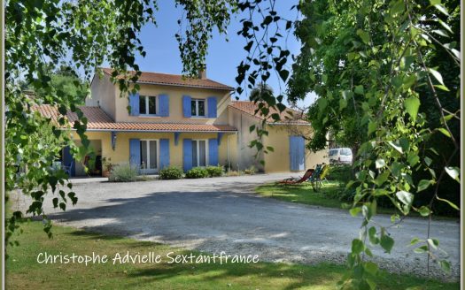 Detached house in magnificent park, on ensuite bedroom on the ground floor, 3 bed rooms and shower rooms on the top floor, garage