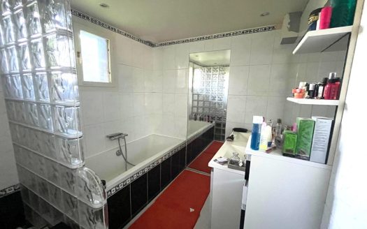 Beautiful 135sqm thatched cottage