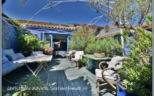 Town house in the heart of Bergerac, 4 bedrooms, 3 shower rooms , sun deck, small pool and garage