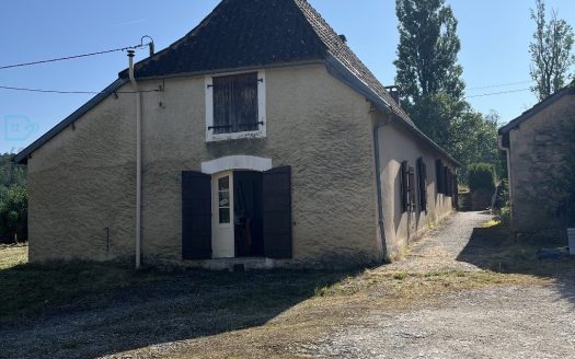 In an exceptional natural setting a farmhouse to restore