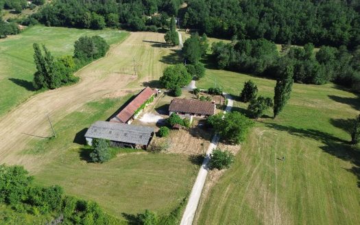 In an exceptional natural setting a farmhouse to restore