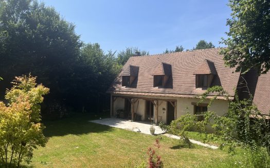 Beautiful 1980s house – Approximately 144 sqm of living space – Livable on one level.