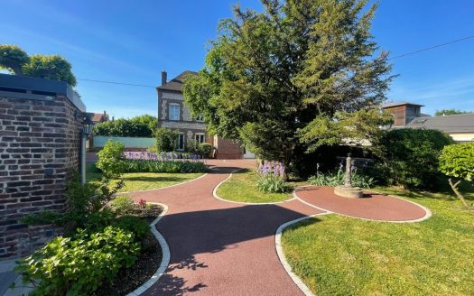 Magnificent mansion with outbuilding and high-end services