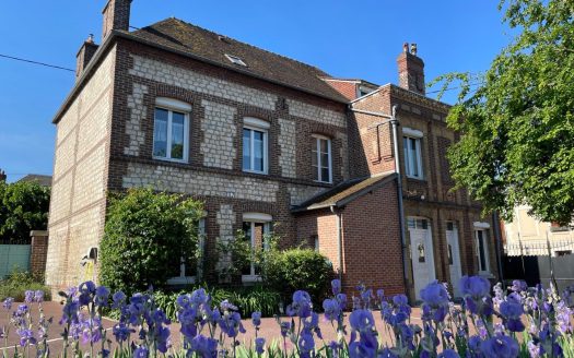 Magnificent mansion with outbuilding and high-end services