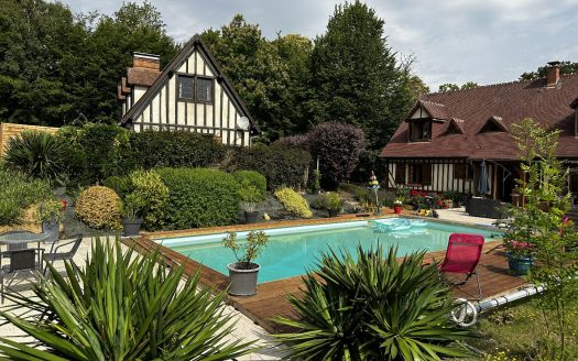 Real estate complex of 2 houses with swimming pool on 1 hectare of enclosed land – Normandy, near the A13