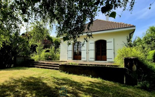 FAMILY HOME WITH GREAT POTENTIAL.