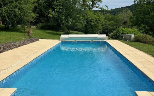 WOW. Straight from a magazine, picture perfect house, 3 bedrooms, 8450 sqm land, inground pool.