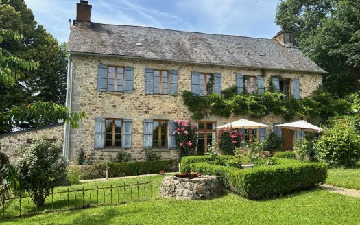 WOW. Straight from a magazine, picture perfect house, 3 bedrooms, 8450 sqm land, inground pool.