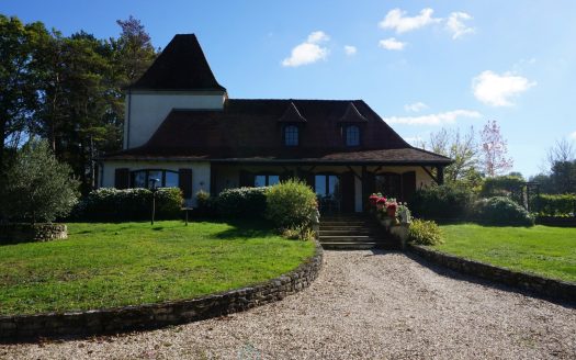 Magnificent architect-designed villa in the Perigord style, nestled in the heart of the peaceful nature of the charming historic and picturesque village of Bourdeilles.
