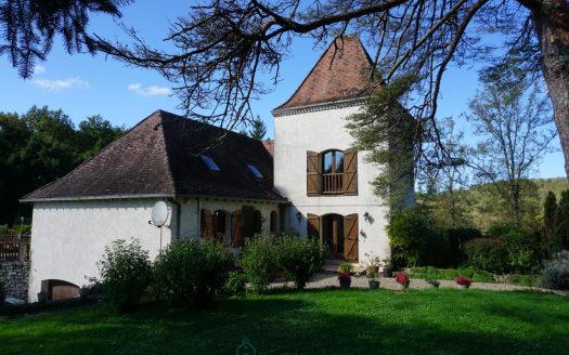 Magnificent architect-designed villa in the Perigord style, nestled in the heart of the peaceful nature of the charming historic and picturesque village of Bourdeilles.