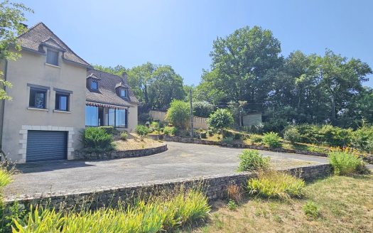 In Souillac, quiet 173 sqm house with a beautiful view of the Dordogne valley.