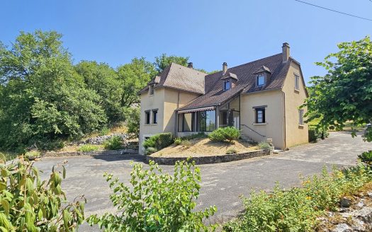 In Souillac, quiet 173 sqm house with a beautiful view of the Dordogne valley.