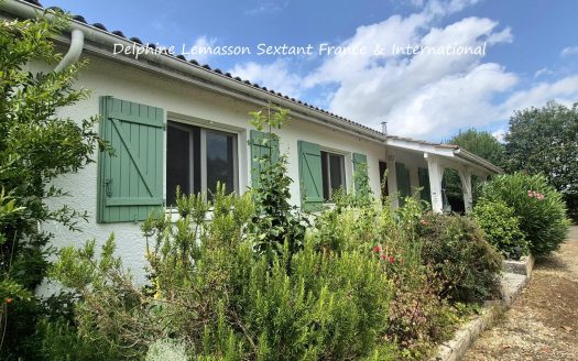 Charming single-storey house with landscaped garden and garage, 5kms from Duras