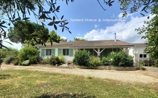 Charming single-storey house with landscaped garden and garage, 5kms from Duras