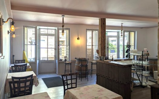 Au Buisson De Cadouin, un immeuble avec commerce un appartement et un atelier.