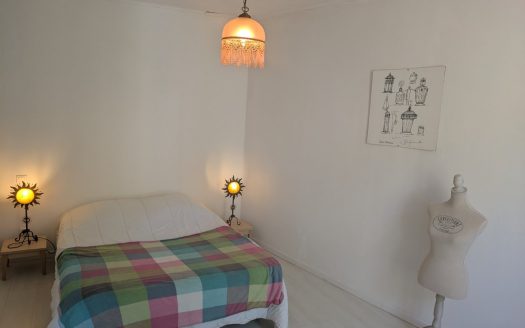 Au Buisson De Cadouin, un immeuble avec commerce un appartement et un atelier.