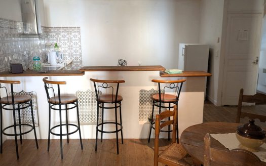 Au Buisson De Cadouin, un immeuble avec commerce un appartement et un atelier.