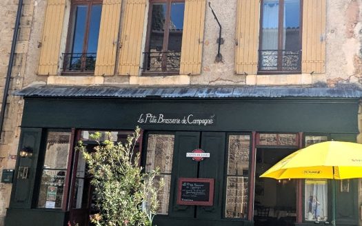 Au Buisson De Cadouin, un immeuble avec commerce un appartement et un atelier.
