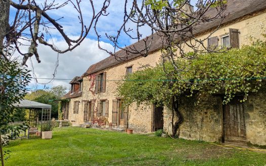 In Coux-et-Bigaroque, in a peaceful setting, superb stone farmhouse from 1833.