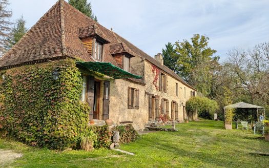 In Coux-et-Bigaroque, in a peaceful setting, superb stone farmhouse from 1833.