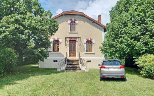 In Le Bugue, a 129sqm 1930s house.