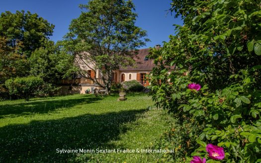 Superb Périgourdine house in absolute calm, without neighbors, with swimming pool and charming garden