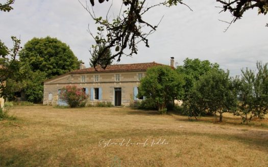 AUTHENTIC CHARENTAISE LONGERE WITH OUTBUILDINGS, LARGE LAND AND OPTIONAL BUILDING LAND