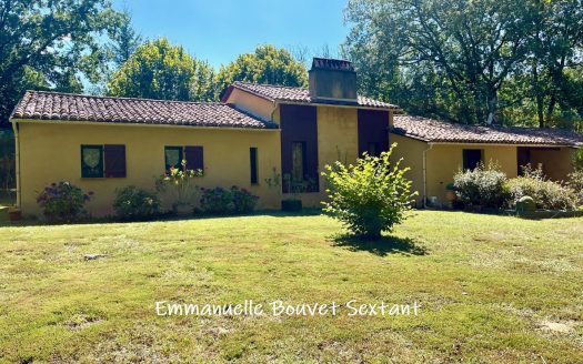 Bergerac 10 min, ground-floor house, wooden environment, 3/4 bedrooms, terrace, double car-port
