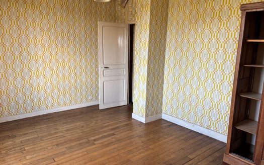 Detached, house over 3 levels to renovate. Garage and nice garden 858 sqm