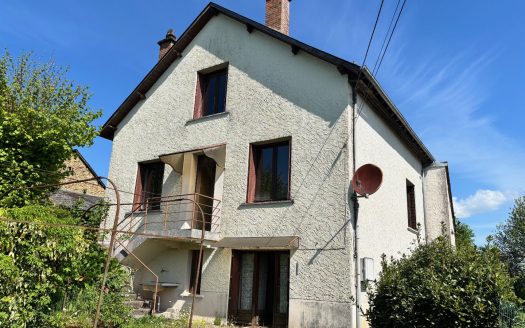 Detached, house over 3 levels to renovate. Garage and nice garden 858 sqm