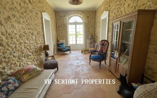 Entre-Deux-Mers, 2.5 hectare estate with beautiful charming residence