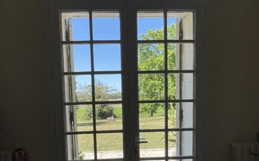 Entre-Deux-Mers, 2.5 hectare estate with beautiful charming residence