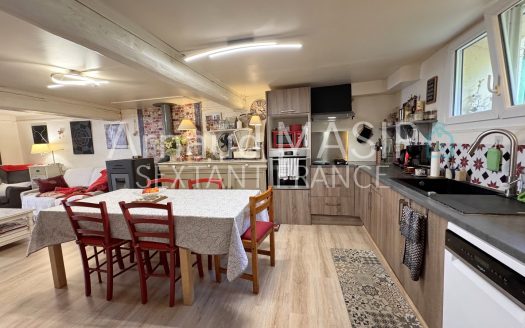 2/3BED VILLAGE HOUSE WITH SPLIT-LEVEL GARDEN